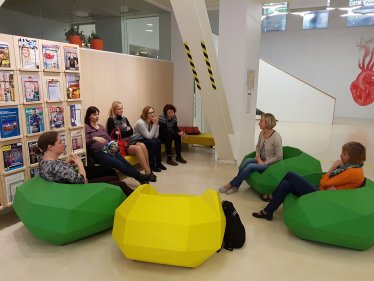 Tudengid istuvad raamatukogus värvilistel kott-toolidel
