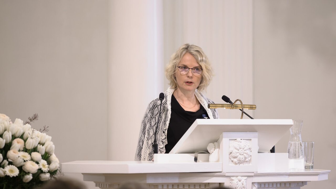 Margit Keller ülikooli aulas.