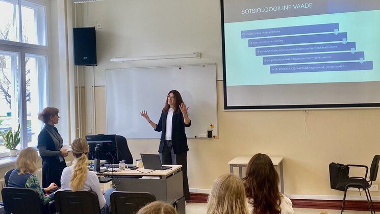 Tartu Ülikooli ühiskonnteaduste instituudi empiirilise sotsioloogia professor Kairi Kasearu seisab tahvli juures ja teeb ettekannet